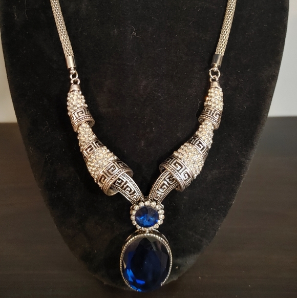 Jewelry - Elegant Silver and Blue Necklace